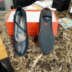 Raffani size 6 Navy pumps